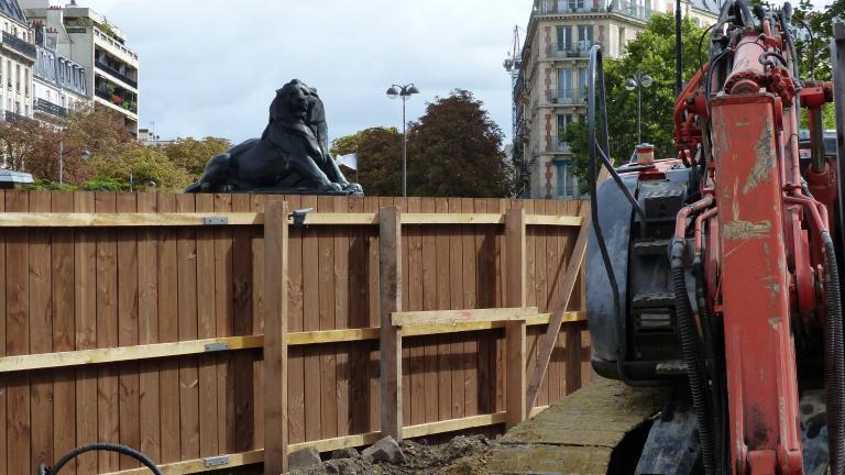 Vue depuis le chantier, sur le Lion de Belfort place Denfert-Rochereau