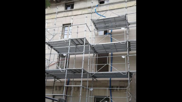 Restauration de la façade du pavillon Ledoux (Est) en cours